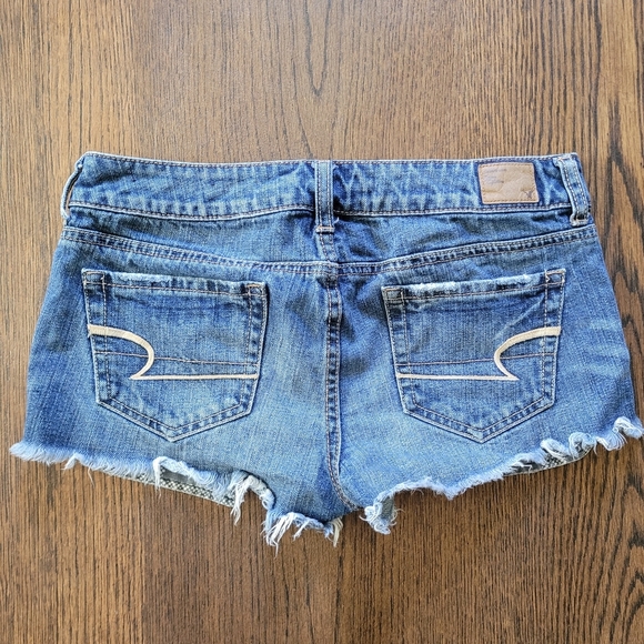American Eagle Distressed Dark Wash Short Denim Shorts Size Women's 2 - Picture 2 of 6